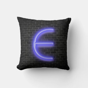 Coussin E initial en néon sur brique