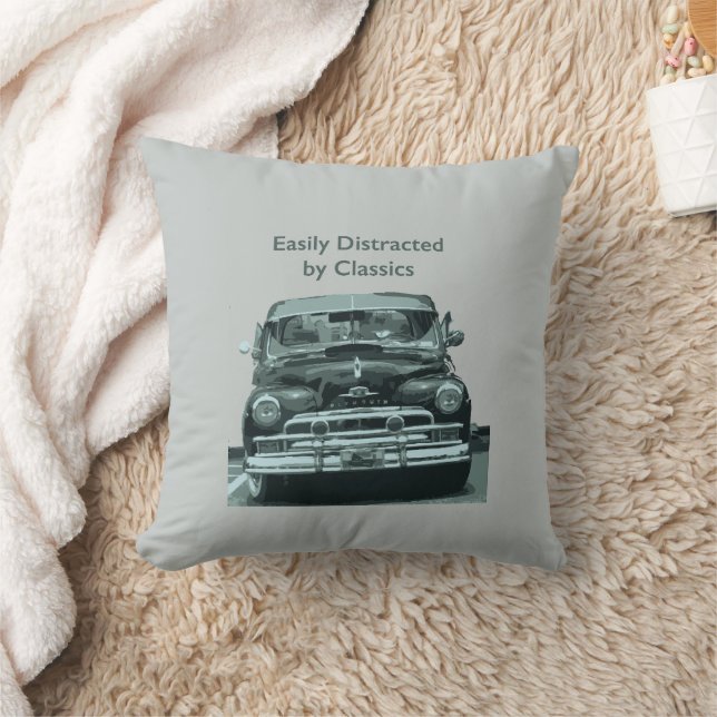 Coussin Easily Distracted by Classics (Couverture)
