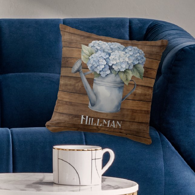 Coussin Eau Rustique Bleue Hydrangée Peut Personnalisé (Rustic Blue Hydrangea Watering Can Personalized Throw Pillow
)