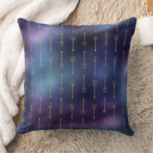 Coussin Écaille de sirène sombre mystique et trident d'océ