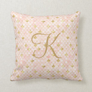 Coussin Écriture Monogramme Rose Pâle Écailles de Sirène O