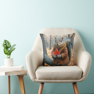 Coussin Écureuil d'automne tenant une feuille d'érable rou