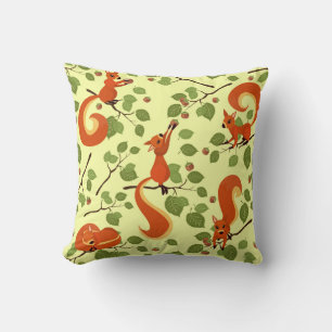 Coussin Écureuil rouge dans des branches noisettes.