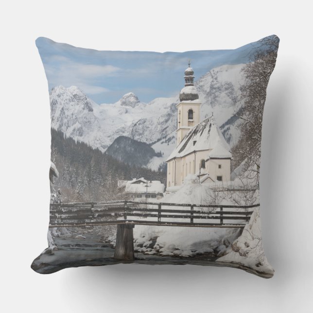 Coussin Église dans la neige avec les Alpes en hiver (Recto)