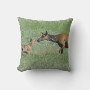 Coussin Élan vache et veau nez à nez E3