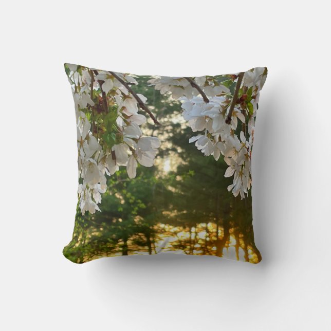 Coussin Élégant arbre à fleurs blanches lever de pins (Recto)
