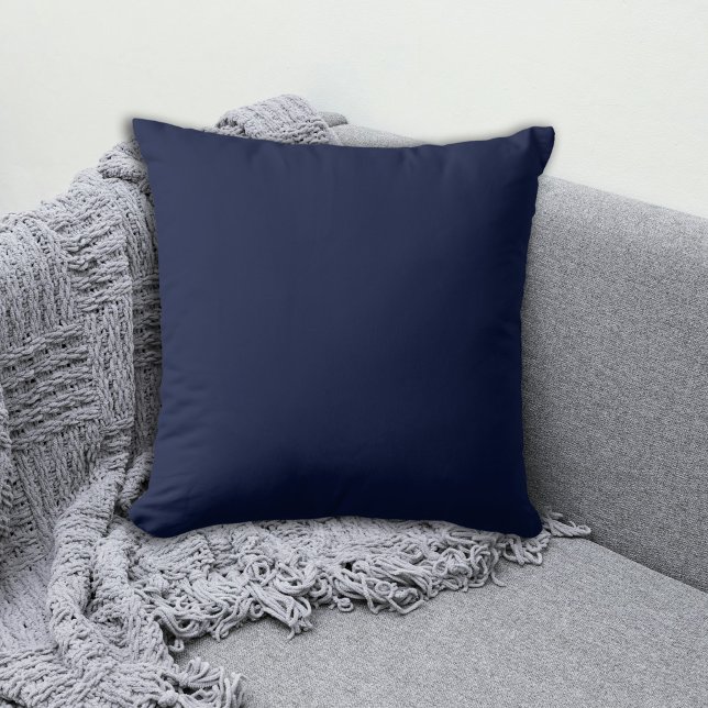 Coussin Elégant bleu foncé simple (Elegant Simple Solid Dark Blue Color Throw Pillow #zazzlemade #soliddarkpillow)