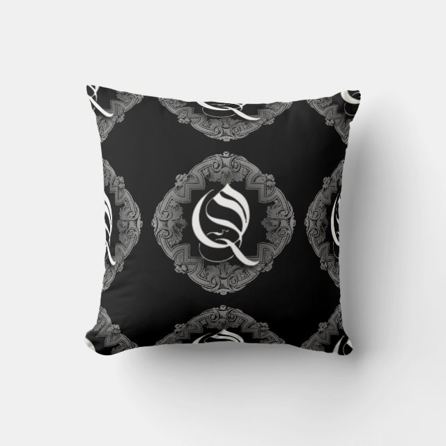 Coussin Élégant Goth Q initial (Recto)