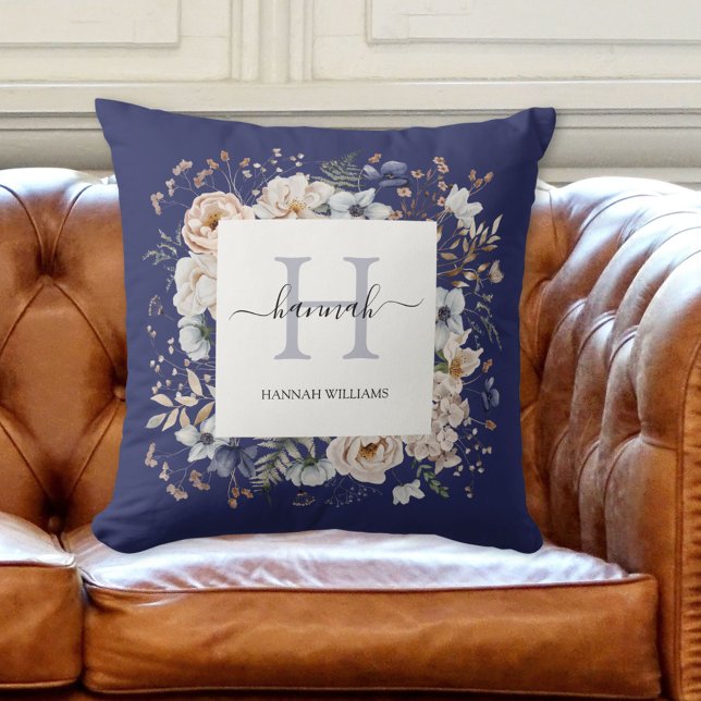 Coussin Elegant Monogram Pretty Beige Blue Flowers Floral (In situ 2)
