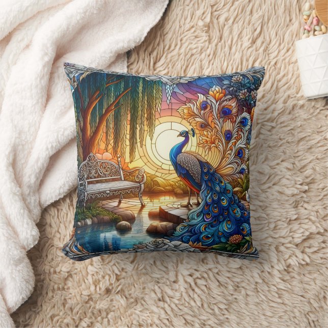 Coussin Elégant Peacock par Tranquil Lake au coucher du so (Couverture)