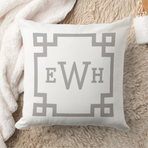 Coussin Élégante initiale de monogramme à clé grecque gris