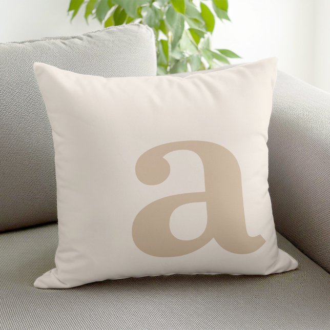 Coussin Élégante lettre monogramme beige neutre initiale (Créateur téléchargé)