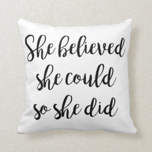 Coussin "Elle a cru qu'elle pourrait ainsi elle a fait"