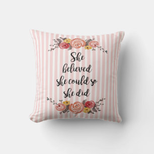 Coussin Elle Croyait Qu'Elle Pourrait Fille Floral Jetant 