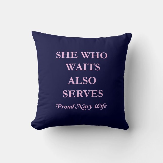 Coussin Elle qui attend également sert l'épouse fière de (Recto)