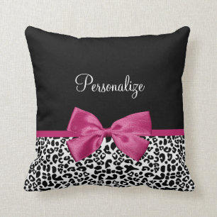 Coussin Empreinte de léopard en ruban rose foncé avec nom