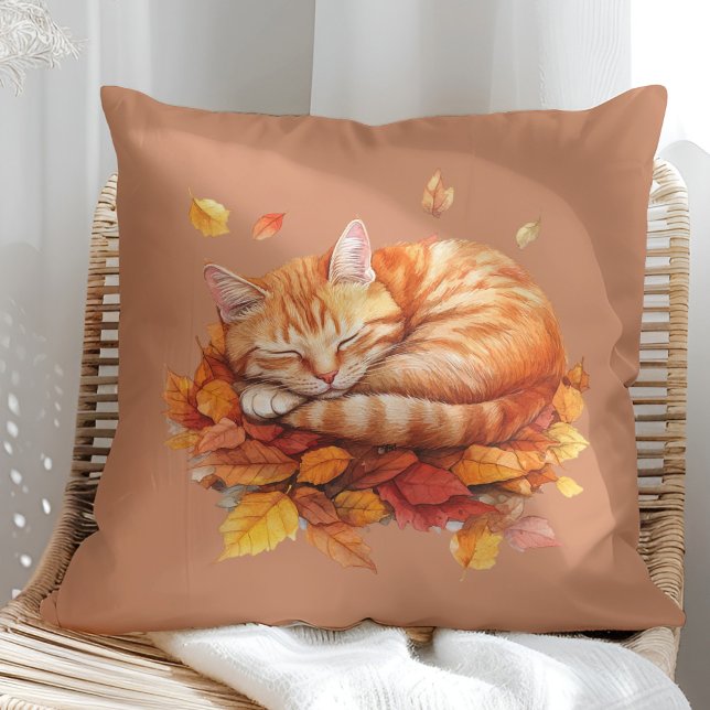 Coussin en terre cuite de gingembre couché (Cozy Sleeping Ginger Cat Terracotta Pillow on a sunny boho armchair)
