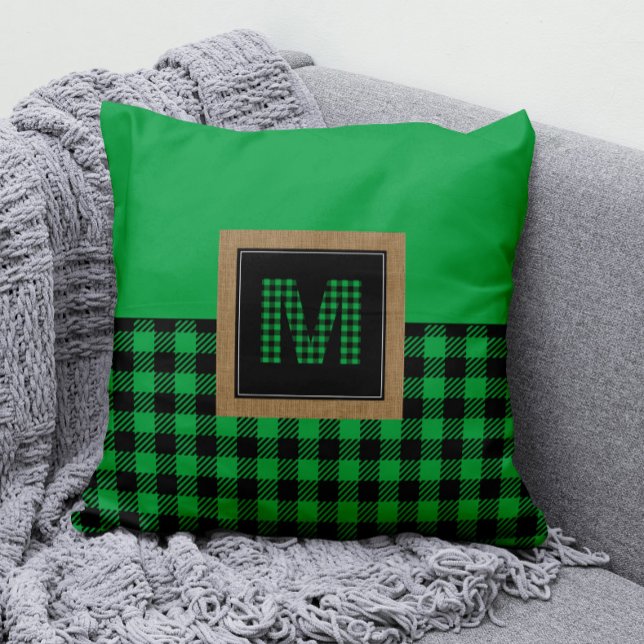 Coussin en vichy Monogramme à feuilles de bison vert et no (Monogram Green and Black Buffalo Check Pillow)