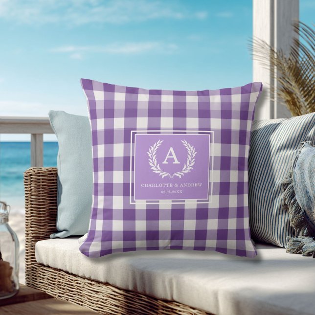 Coussin En vichy violet crête de monogramme (Purple Gingham Monogram Crest Throw Pillow)