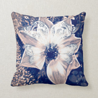 coussin : "Espoir éthéré" par Mel Bohrer