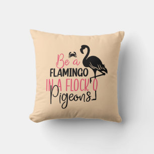 Coussin Être un flamant rose dans une volée de pigeons