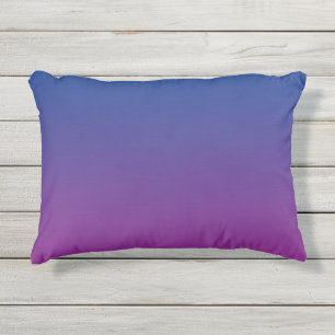Coussin extérieur bleu-foncé et pourpre d'Ombre