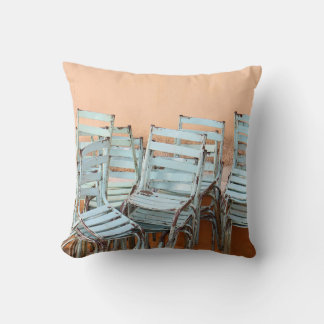 COUSSIN FAUTEUILS EN LADDERBACK BLEU PRÈS DU MUR PEINT BRO