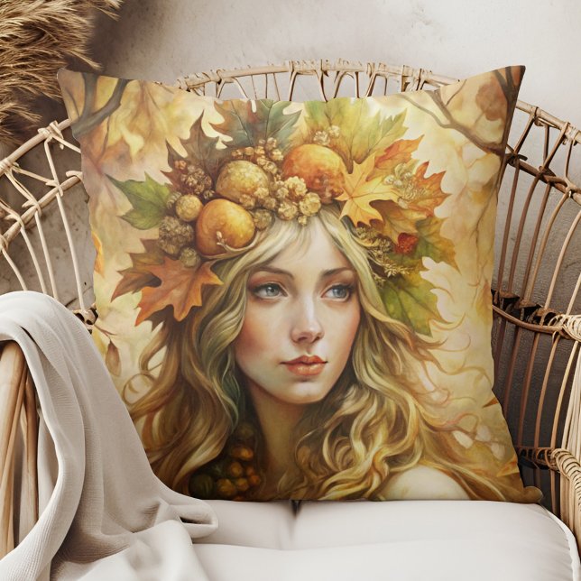 Coussin Fée de la couronne de feuille d'or - Accent d'auto (Golden Leaf Crown Fairy - Cozy Boho Autumn Accent Throw Pillow in a boho rattan armchair)