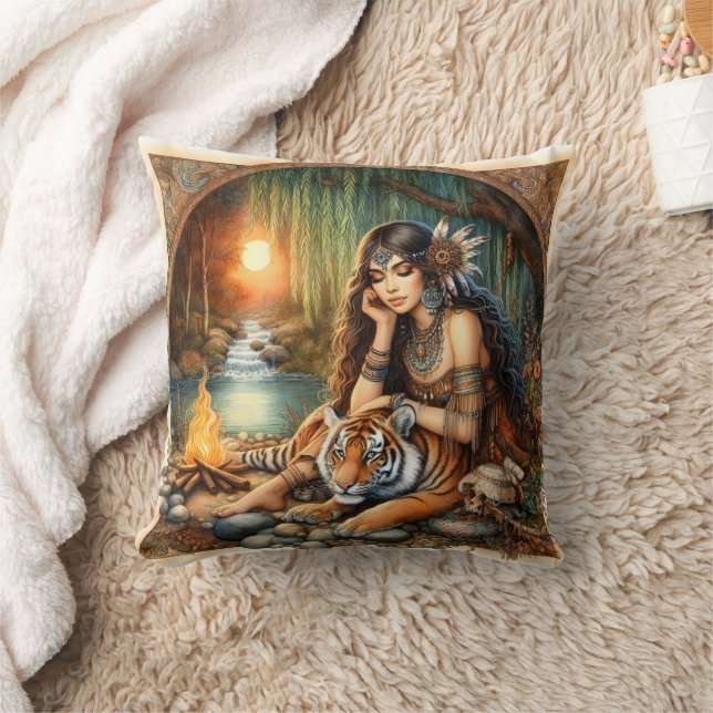 Coussin Femme autochtone avec tigre au coucher du soleil (Couverture)