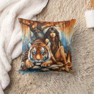 Coussin Femme autochtone avec tigre par eau
