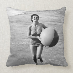 Coussin Femme avec du ballon de plage