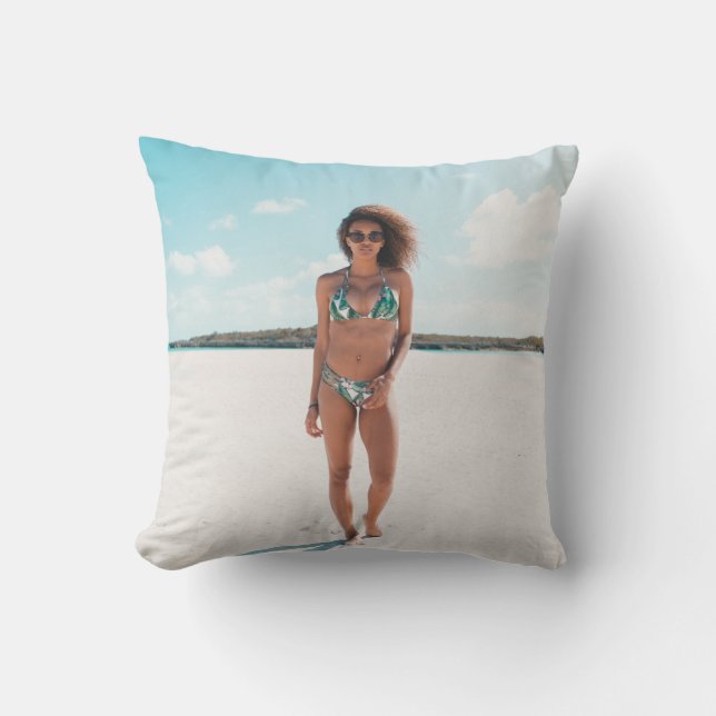 Coussin Femme en bikini debout sur le sable (Recto)
