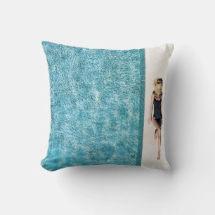 Coussin Femme en noir bikini fond et blanc soleil casquett