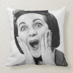 Coussin Femme faisant le visage