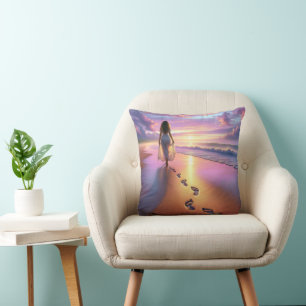 Coussin Femme marchant sur une plage au coucher du soleil