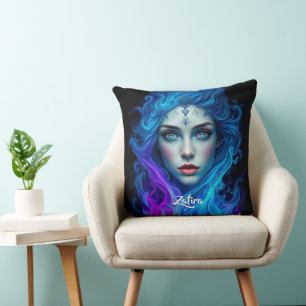 Coussin Femme mystérieuse émergeant de flammes bleues et v