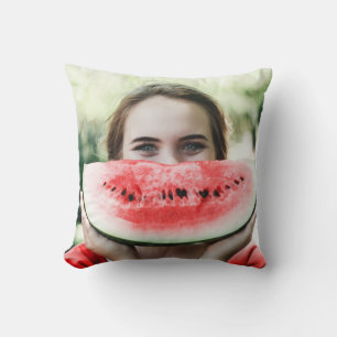 Coussin Femme tenant une pastèque tranchée
