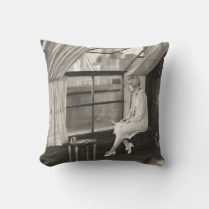 Coussin femme triste regardant par la fenêtre1940, femme,