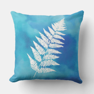Coussin Fern Frond, Blanc sur bleu Arrière - plan Aquarell