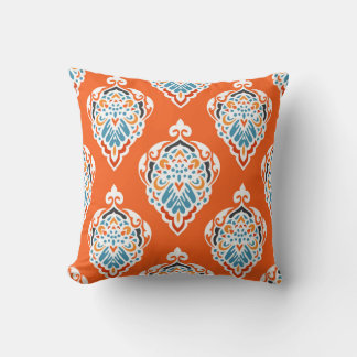 Coussin Festive damassé vintage motif, design élégant.