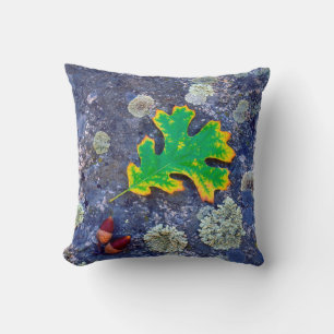 Coussin Feuille de chêne et glands sur une roche couverte 