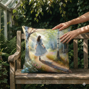 Coussin Fille Fantaisiste Dançant à Travers une Forêt de B