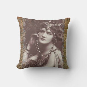 Coussin Fille vintage sur Tapisserie victorienne