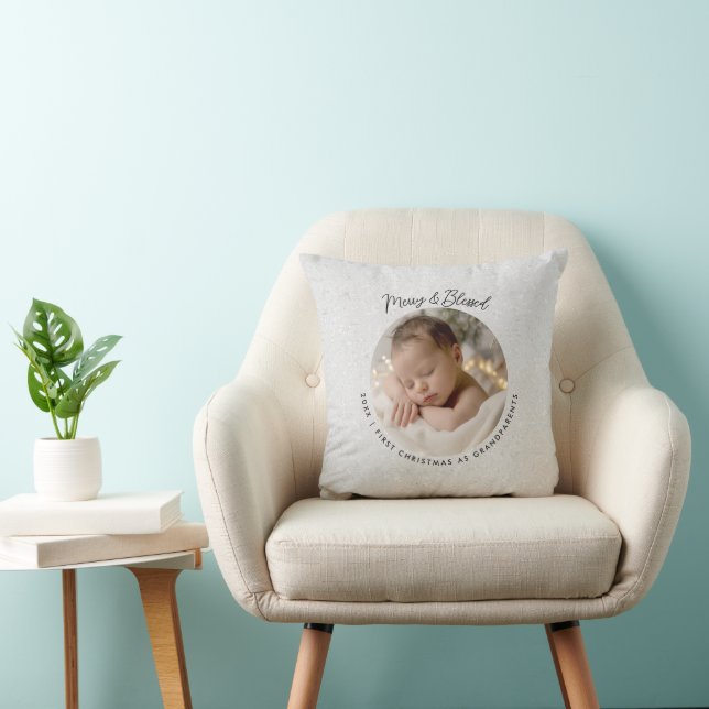 Coussin First Christmas Grandparents Modern Simple Photo (Chaise)