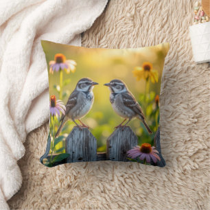 Coussin Flèches et fleurs de cônes par une clôture en bois