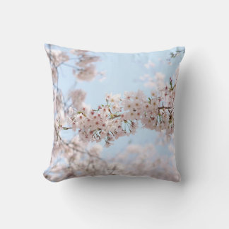 Coussin Fleur de cerisier blanc sous ciel bleu clair en m