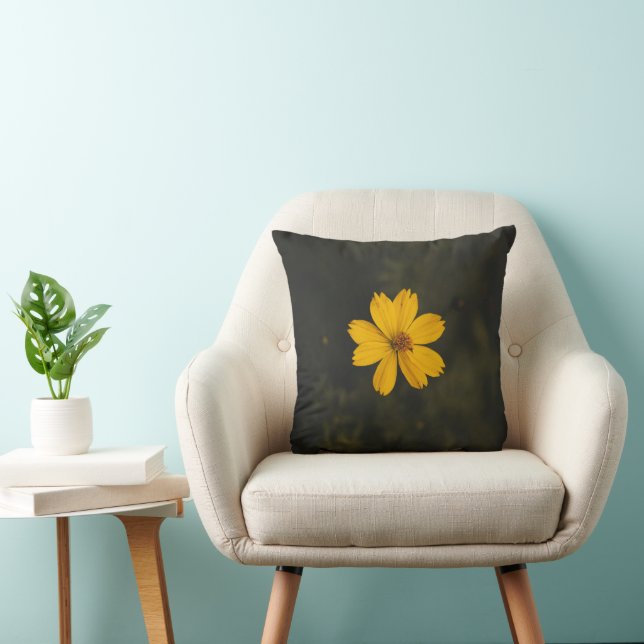 Coussin Fleur de Cosmos Jaune en Gros Plan (Chaise)