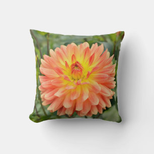 Coussin Fleur de Georgina rose et orange en gros plan