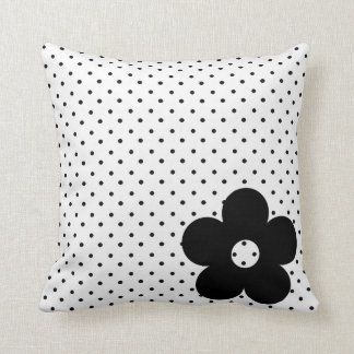 Coussin Fleur de partie de point de polka en noir et blanc
