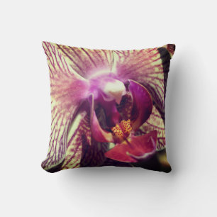 Coussin Fleur d'orchidée violette rayée près vers le haut